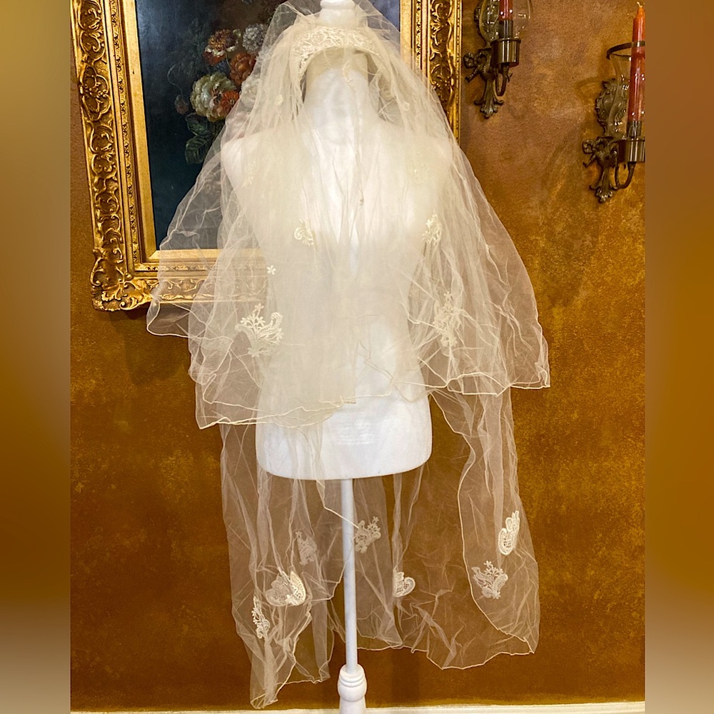 Candlelight fingertip bridal veil